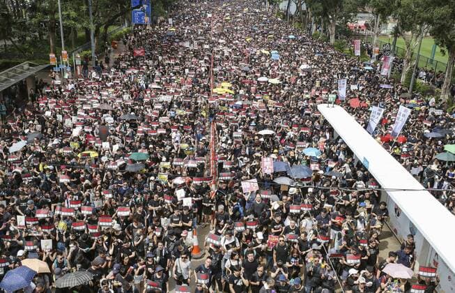 News Themen der Woche KW24 News Bilder des Tages Hong Kong extradition bill protest A street in Hong Kong is jammed on June 16, 2019, with people protesting against a controversial extradition bill. The protesters demanded the total withdrawal of the bill that would allow the extradition of criminal suspects to mainland China. 