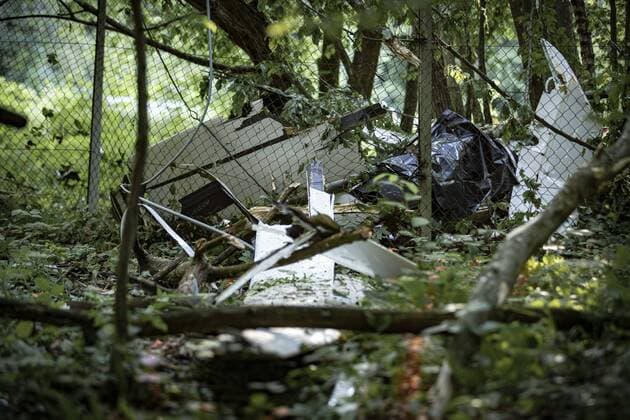 News Themen der Woche KW24 News Bilder des Tages BILDERUPDATE: BEUREN: Nahaufnahmen vom Wrack - Segelflugzeug stürzt auf ehemaliges Munitionsdepot BEUREN: Ein Pilot kam beim Absturz seines Sportflugzeuges am Sonntag bei Beuren im Landkreis Esslingen ums Leben. Aus unbekannter Ursache stürzte der Flieger mit seinem Segelflugzeug nur wenige Kilometer vom Sportflugplatz Hahnweide entfernt auf ein ehemaliges Munitionsdepot der Bundeswehr. Ersten Angaben nach dürfte es sich nicht um einen Piloten des Sportflugplatzes handeln, sondern um einen Angehörigen eines Flugzeugbauers aus Kirchheim Teck. Das Gelände wird heute vom Landkreis Esslingen als Lagerstätte genutzt. Mit einem Großaufgebot waren die Helfer angerückt da anfangs die genaue Absturzursache unklar war. Der Pilot wurde bei dem Absturz getötet. Die Flugunfallermittler haben noch am Sonntag die Ermittlungen aufgenommen, die Bergung da Copyright: 7aktuellx xGruber