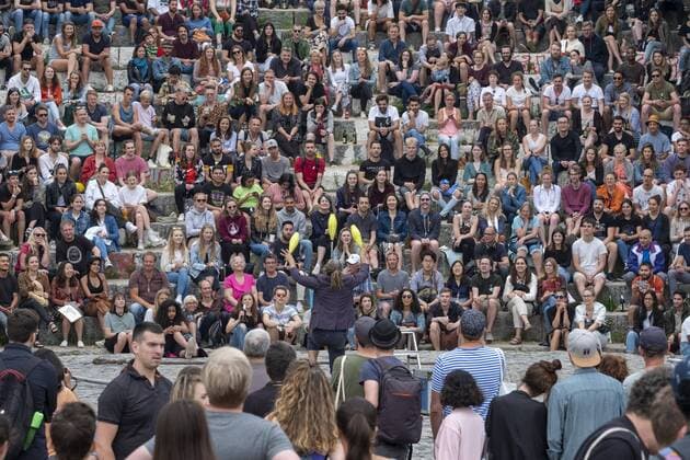 Jongleur im Atriumum vor zahlreichen Besuchern im Berliner Mauerpark zwischen den Stadtteilen Wedding und Prenzlauer Berg snapshot-photography R.Price