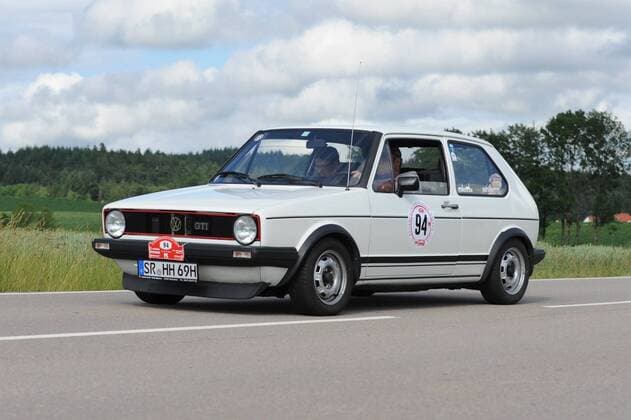 16. Classic Rallye in Regensburg. Teilnehmende Fahrzeuge (PKW) sind Classic Car bzw Oldtimer, alle aelter als 30 Jahre. Diese Fahrzeuge haben ueberwiegend H-Zulassung. Foto: VW Golf I GTI