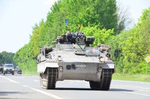 Schützenpanzer Marder während einer Übung. Schützenpanzer Marder 1 A3 der Bundeswehr während der Übung Heidesturm 2017. Der Schützenpanzer Marder kann eine Gruppe Grenadiere im hinteren Teil befördern. Der Nachfolger ist der Schützenpanzer Puma. Petershagen Nordrhein-Westfalen Deutschland *** Marder infantry fighting vehicle during an exercise Marder infantry fighting vehicle 1 A3 of the Bundeswehr during the exercise Heidesturm 2017 The Marder infantry fighting vehicle can carry a group of Grenadiers at the rear The successor is the Puma Petershagen infantry fighting vehicle North Rhine-Westphalia Germany