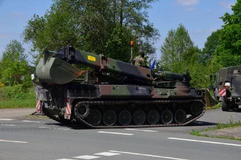 Pionierpanzer Dachs der Bundeswehr während einer Übung Der Pionierpanzer Dachs während der Übung Heidesturm 2017 auf dem Marsch. Er wird bei der Bundeswehr zum Räumen von Hindernissen und für Baggerarbeiten sowie Bergearbeiten eingesetzt. Petershagen Nordrhein-Westfalen Deutschland *** Pioneer tank Dachs of the Bundeswehr during an exercise The Pioneer tank Dachs during the exercise Heidesturm 2017 on the march It is used by the Bundeswehr to clear obstacles and for dredging and salvage work Petershagen North Rhine-Westphalia Germany