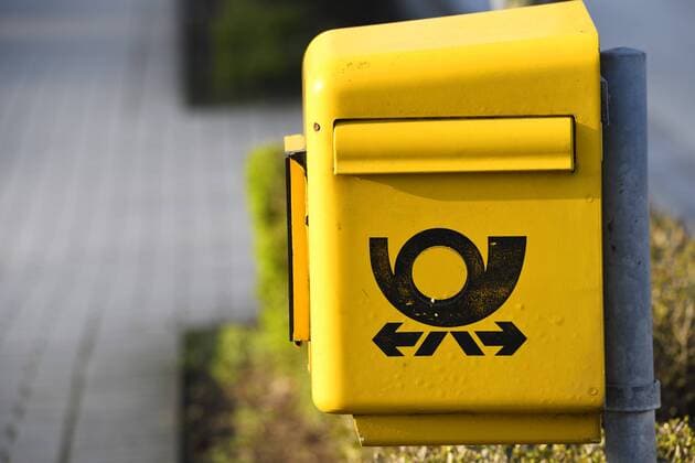 Briefkasten der Deutschen Post *** Mailbox of the Deutsche Post ** NUR FUER REDAKTIONELLE ZWECKE ** EDITORIAL USE ONLY **