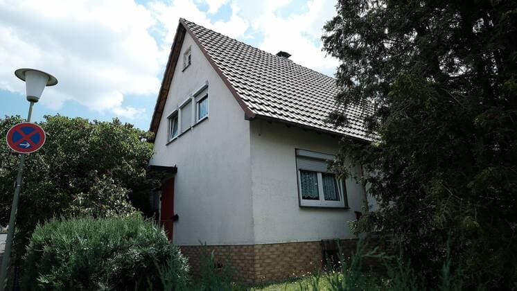 News Themen der Woche KW25 News Bilder des Tages 18.06.2019 xkhx Kassel, Wohnhaus des Tatverdächtigen im Mordfall Dr. Walter Lübcke Die von der Polizei aufgebrochene Eingangstür ist mit einer roten Platte zugemacht *** 18 06 2019 xkhx Kassel, residence of the suspect in the murder Dr Walter Lübcke The entrance door broken open by the police is closed with a red plate