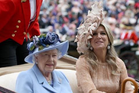 Entertainment Bilder des Tages Queen Elizabeth II of the United Kingdom and Queen Maxima of the Netherlands arrive for the first day of Royal Ascot at Ascot Racecourse in Berkshire, England. JUNE 18th 2019  MTXx192207