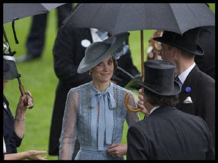 . 18 06 2019. Ascot , United Kingdom. The Duchess of Cambridge shelters from the rain under an umbrella on the opening day of Royal Ascot, United Kingdom.  xStephenxLockx xi-Imagesx IIM-19815-0155