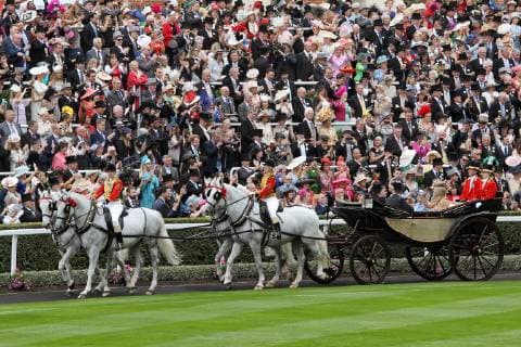 18.06.2019, Ascot, Windsor, GBR - The Royal Procession with Queen Elizabeth the Second arrives at the parade ring. Ascot racecourse. (Kutsche, Ankunft, Tribuene, Fuehrring, Zuschauer, Besucher, Publikum, Queen, Koenigin) 190618D505ROYAL_ASCOT.JPG