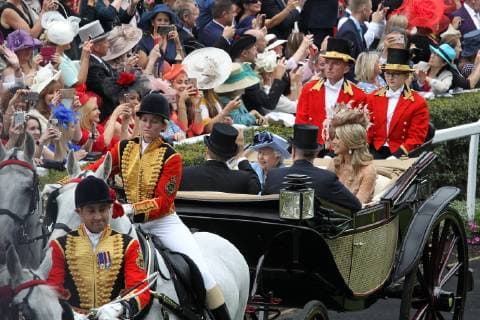 18.06.2019, Ascot, Windsor, GBR - The Royal Procession with Queen Elizabeth the Second arrives at the parade ring. Ascot racecourse. (Kutsche, Ankunft, Tribuene, Fuehrring, Zuschauer, Besucher, Publikum, Queen, Koenigin) 190618D506ROYAL_ASCOT.JPG