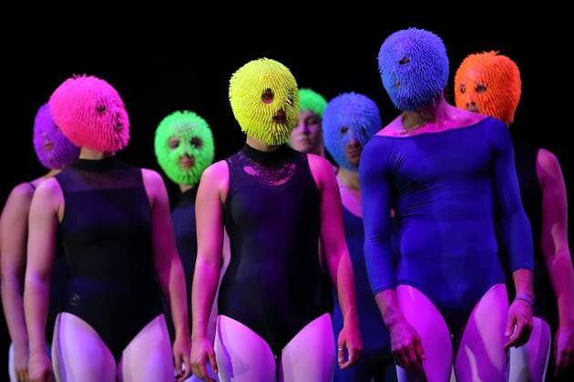 Entertainment Themen der Woche KW25 Performer*innen während der Fotoprobe zu Das Bauhaus Ein rettendes Requiem in der Volksbühne Berlin, 18. Juni 2019. Stück und Regie Schorsch Kamerun. Bühne Katja Eichbaum. Kostüme Gloria Brillowska. Premiere ist am 20. Juni 2019. Volksbühne Berlin Das Bauhaus Ein rettendes Requiem *** Performers inside during the photo rehearsal for Das Bauhaus Ein rettendes Requiem at the Volksbühne Berlin, 18 June 2019 play and direction Schorsch Kamerun stage Katja Eichbaum costumes Gloria Brillowska premiere will be on 20 June 2019 Volksbühne Berlin Das Bauhaus Ein rettendes Requiem
