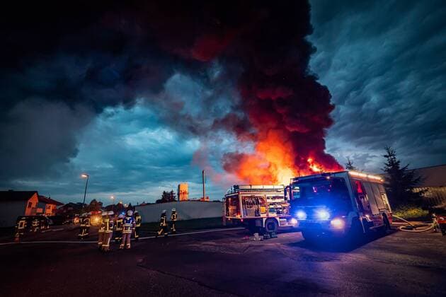 News Themen der Woche KW25 News Bilder des Tages FOTOUPDATE DURLANGEN: Großbrand während Gewitter in Durlangen, mehrere Lagerhallen brennen lichterloh Großbrand während Gewitter über Durlangen, Anwohner erzählten von massiven Blitzen und Donnergrollen. In den Hallen auf dem Gelände sind zudem zusätzlich wohl nach Aussage vieler Nachbarn und dortigen Beschäftigten, Motoren eines namhaften Automobilherstellers eingelagert gewesen. Das Feuer wütete von ca. 2 Uhr bis jetzt (aktuell 8 Uhr). Aalen (ots) Ostalbkreis: Durlangen - Brand einer Lagerhalle Am Donnerstag gegen 01:40 Uhr wurde die Feuerwehr zu einem Brand einer Lagerhalle in der Zimmerbacher Straße alarmiert. Bei Eintreffen der ersten Rettungskräfte stand die Halle bereits nahezu in Vollbrand. Die Halle ist ca. 150 m mal 150 m groß und in ihr wurden Holzreste, Pappe und diverser Abfall gelagert. Es wurden die Feuerwehren aus Copyright: 7aktuellx xAlexanderxHald