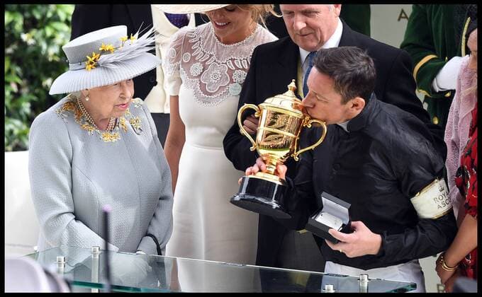 . 20 06 2019. Ascot, United Kingdom. Royal Ascot-Ladies Day. HM Queen Elizabeth II presents Frankie Dettori with the winners trophy after winning the Gold Cup at Royal Ascot Ladies Day.  xAndrewxParsonsx xi-Imagesx IIM-19827-0070