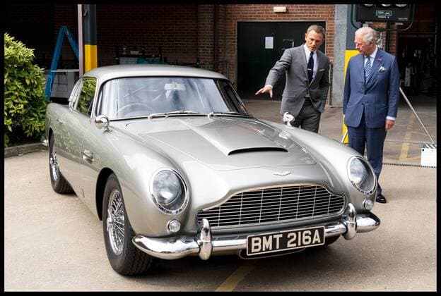 Entertainment Themen der Woche KW25 Entertainment Bilder des Tages . 20 06 2019. London, United Kingdom. Prince of Wales tours the set of the 25th James Bond Film. Britain s Prince Charles (R), Prince of Wales meets British actor Daniel Craig as he tours the set of the 25th James Bond Film at Pinewood Studios in Iver Heath, west of London, on June 20, 2019. - The Prince of Wales, Patron, The British Film Institute and Royal Patron, the Intelligence Services toured the set of the 25th James Bond Film to celebrate the contribution the franchise has made to the British film industry.  xi-Imagesx xPoolx IIM-19829-0017