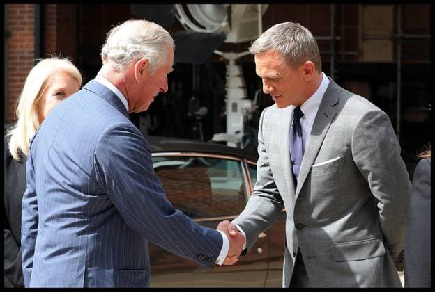 . 20 06 2019. London, United Kingdom. Prince of Wales tours the set of the 25th James Bond Film. Prince Charles, Prince of Wales meets with actor Daniel Craig during a visit to the James Bond set at Pinewood Studios on June 20, 2019 in Iver Heath, England. HRH is the Royal Patron of The British Film Institute and the Intelligence Services.  xi-Imagesx xPoolx IIM-19829-0088