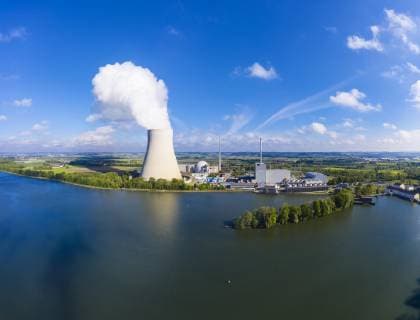  Kernkraftwerk Isar I und Isar II am Stausee Niederaichbach, Isar bei Landshut, Niederbayern, Bayern, Deutschland, Europa *** Isar I and Isar II nuclear power plants at the Niederaichbach reservoir, Isar near Landshut, Lower Bavaria, Bavaria, Germany, Europe Copyright: imageBROKER/MartinxSiepmann ibxman04913042.jpg