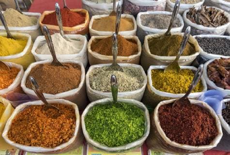 Gewürze, Kräuter und Currypulver auf dem Anjuna Beach Flohmarkt in Goa, Indien, Asien Copyright: imageBROKER/PetrxSvarc ibxpsi04910922.jpg