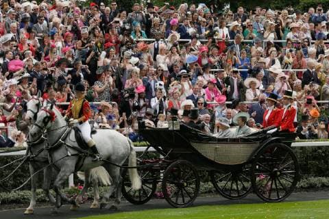 (190620) -- LONDON, June 20, 2019 -- Britain s Queen Elizabeth II arrives by carriage during Ladies Day of the Royal Ascot 2019 at Ascot Racecourse in Ascot, Britain, on June 20, 2019. ) BRITAIN-ASCOT-ROYAL ASCOT TimxIreland 