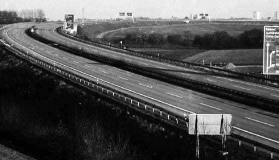 IMAGO History, Ölpreiskrise 1973 3.autoloser Sonntag 1973 DEU, Deutschland, Kamen: Kinder, Spaziergaenger, Radfahrer bevoelkerten die Autobahn am Kamener Kreuz am 9.12.1973 , dem 3.autolosen Sonntag wegen der Oelkrise . Nur mit Sondergenehmigung konnte die Autobahn befahren werden. DEU, Germany, Kamen: Children, walkers, cyclists populated the motorway at the Kamen junction on 9.12.1973 , the 3rd carless Sunday because of the oil crisis . Only with special permission the motorway could be driven on. NRW
