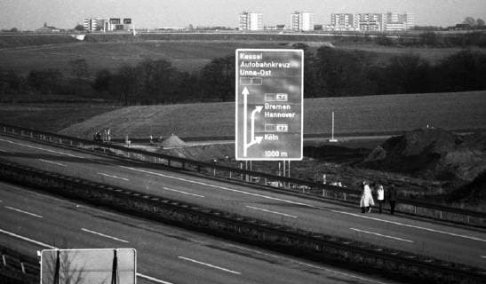 IMAGO History, Ölpreiskrise 1973 3.autoloser Sonntag 1973 DEU, Deutschland, Kamen: Kinder, Spaziergaenger, Radfahrer bevoelkerten die Autobahn am Kamener Kreuz am 9.12.1973 , dem 3.autolosen Sonntag wegen der Oelkrise . Nur mit Sondergenehmigung konnte die Autobahn befahren werden. DEU, Germany, Kamen: Children, walkers, cyclists populated the motorway at the Kamen junction on 9.12.1973 , the 3rd carless Sunday because of the oil crisis . Only with special permission the motorway could be driven on. NRW