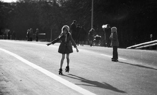 IMAGO History, Ölpreiskrise 1973 3.autoloser Sonntag 1973 DEU, Deutschland, Kamen: Kinder, Spaziergaenger, Radfahrer bevoelkerten die Autobahn am Kamener Kreuz am 9.12.1973 , dem 3.autolosen Sonntag wegen der Oelkrise . Nur mit Sondergenehmigung konnte die Autobahn befahren werden. DEU, Germany, Kamen: Children, walkers, cyclists populated the motorway at the Kamen junction on 9.12.1973 , the 3rd carless Sunday because of the oil crisis . Only with special permission the motorway could be driven on. NRW