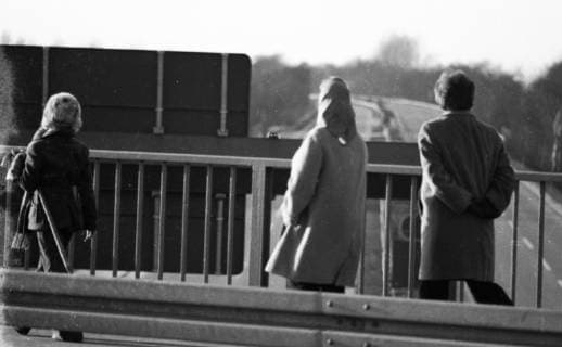 3.autoloser Sonntag 1973 DEU, Deutschland, Kamen: Kinder, Spaziergaenger, Radfahrer bevoelkerten die Autobahn am Kamener Kreuz am 9.12.1973 , dem 3.autolosen Sonntag wegen der Oelkrise . Nur mit Sondergenehmigung konnte die Autobahn befahren werden. DEU, Germany, Kamen: Children, walkers, cyclists populated the motorway at the Kamen junction on 9.12.1973 , the 3rd carless Sunday because of the oil crisis . Only with special permission the motorway could be driven on. NRW