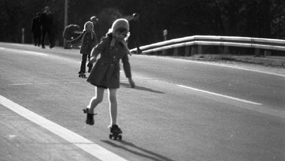 3.autoloser Sonntag 1973 DEU, Deutschland, Kamen: Kinder, Spaziergaenger, Radfahrer bevoelkerten die Autobahn am Kamener Kreuz am 9.12.1973 , dem 3.autolosen Sonntag wegen der Oelkrise . Nur mit Sondergenehmigung konnte die Autobahn befahren werden. DEU, Germany, Kamen: Children, walkers, cyclists populated the motorway at the Kamen junction on 9.12.1973 , the 3rd carless Sunday because of the oil crisis . Only with special permission the motorway could be driven on. NRW