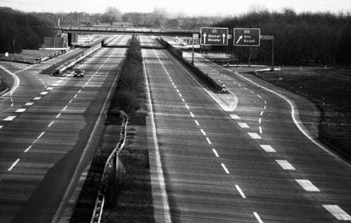 IMAGO History, Ölpreiskrise 1973 3.autoloser Sonntag 1973 DEU, Deutschland, Kamen: Kinder, Spaziergaenger, Radfahrer bevoelkerten die Autobahn am Kamener Kreuz am 9.12.1973 , dem 3.autolosen Sonntag wegen der Oelkrise . Nur mit Sondergenehmigung konnte die Autobahn befahren werden. DEU, Germany, Kamen: Children, walkers, cyclists populated the motorway at the Kamen junction on 9.12.1973 , the 3rd carless Sunday because of the oil crisis . Only with special permission the motorway could be driven on. NRW