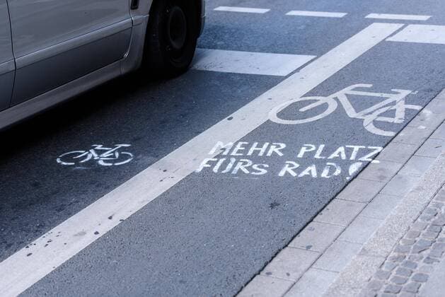 Dortmund, Fahrradweg Feature Bild Deutschland, Dortmund - 21.06.2019: Im Bild ist ein Fahrradweg auf den Straßen Dortmunds mit der Aufschrift Mehr Platz fürs Rad! zu sehen. Dortmund Nordrhein-Westfalen Deutschland
