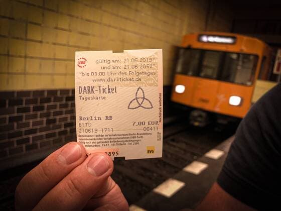 News Themen der Woche KW25 News Bilder des Tages Berlin, Dark-Ticket der BVG ist heute und in 33 Jahren gültig BVG - Dark Ticket, Die BVG verkauft am Freitag AB-Tagestickets, die heute gültig sind und noch einmal genau in 33 Jahren, also am 21. Juni 2052. Eines der AB-Tagestickets enthält einen Gewinncode, mit dem man 33 Jahre kostenlos mit U-Bahnen, Trams und Bussen fahren darf. Hintergrund der ganzen Aktion: Am 21. Juni startet die zweite Staffel der Serie Dark bei dem Streamingdienstanbieter Netflix. Die erste deutsche Produktion für den Streamingdienst wurde im Dezember 2017 veröffentlicht und war äußerst erfolgreich. In der Mystery-Serie geht es unter anderem um Zeitreisen mit einer Zeitspanne von genau 33 Jahren. Für die neue Staffel wurde unter anderem auch in Berlin gedreht. Berlin Deutschland *** BVG Dark Ticket, The BVG BVG sells on Friday AB day tickets that are valid today and again exactly in 33 years, so on 21 J