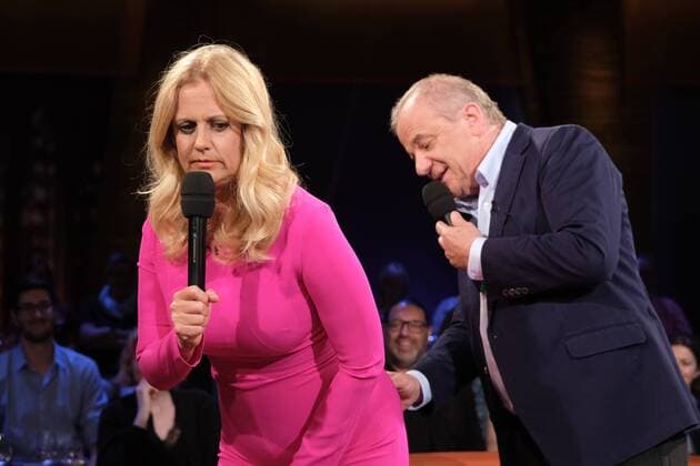Entertainment Themen der Woche KW25 Entertainment Bilder des Tages Hamburg Oh Schreck ein Riss? Und das vor der Sendung? Barbara Schöneberger fühlt sich plötzlich in ihrem pinkfarbenen Hosenanzug nicht mehr so richtig wohl, weil sie hinten am Reissverschluss einen Riss ertastet hat. Schnell bittet sie Co-Moderator Hubertus Meyer-Burckhardt um Prüfung, und tatsächlich: die Naht über dem Po war eingerissen NDR Talk Show Fototermin im NDR Studio Hamburg Lokstedt am 21.6.2019 vor der Sendung am gleichen Abend *** Hamburg Oh Schreck ein Riss And that before the show Barbara Schöneberger suddenly doesnt really feel comfortable anymore in her pink trouser suit, because she has felt a crack at the back of the zipper Fast she asks co presenter Hubertus Meyer Burckhardt for an examination, and actually the seam above the bottom was torn NDR Talk Show Photo shoot at NDR Studio Hamburg Lokstedt on 21 6 2019 before