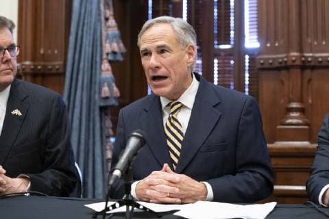 Texas, PK von Gouverneur Abbott zu möglichem Einsatz der Nationalgarde an der Grenze zu Mexiko June 21, 2019 - Austin, Texas, USA - Texas Gov. Greg Abbott announces the deployment of up to 1,000 National Guard troops to the Texas border to assist with what Abbott calls a humanitarian crisis that the U.S. Congress fails to solve. Austin USA - ZUMAd150 20190621_znp_d150_014 Copyright: xBobxDaemmrichx