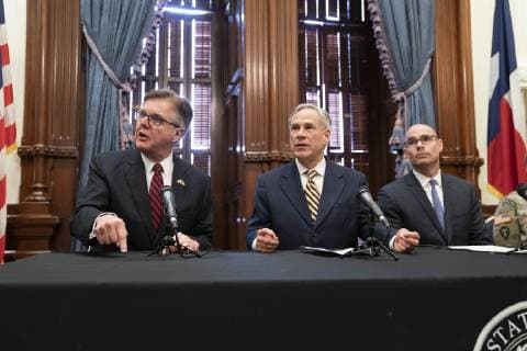 Texas, PK von Gouverneur Abbott zu möglichem Einsatz der Nationalgarde an der Grenze zu Mexiko June 21, 2019 - Austin, Texas, USA - Texas Lt. Gov. Dan Patrick, Gov. Greg Abbott and Speaker Dennis Bonnen announce deployment of up to 1,000 National Guard troops to the Texas border to assist with what Abbott calls a humanitarian crisis that the U.S. Congress fails to solve. ( ZUMA Press) At right is National Guard Gen. Tracy Nichols. Austin USA - ZUMAd150 20190621_znp_d150_011 Copyright: xBobxDaemmrichx