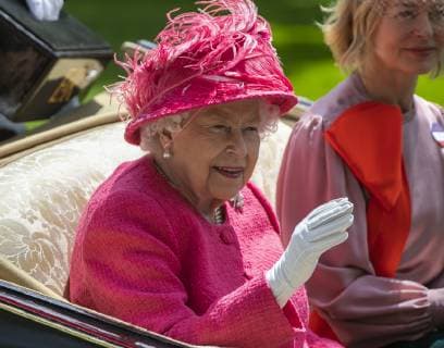 (190622) -- ASCOT, June 22, 2019 (Xinhua) -- Britain s Queen Elizabeth II arrives by carriage for Royal Ascot 2019 at Ascot Racecourse in Ascot, Britain, on June 21, 2019. (Xinhua Han Yan) BRITAIN-ASCOT-QUEEN-ROYAL ASCOT 