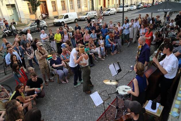 Hither and thither spielen am 11-line während der Fete de la Musique in Potsdam, 21. Juni 2019. Fete de la Musique in Potsdam