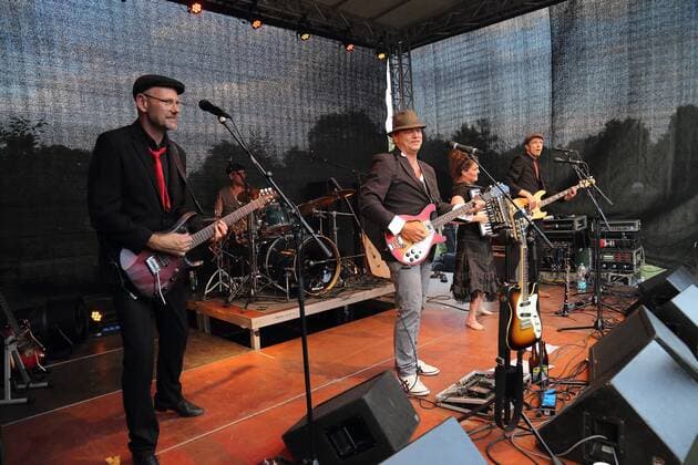Yeti, Matze, Theo, Ullli und Romu, v.l., von 44 Leningrad spielen in der Alexandrowka während der Fete de la Musique in Potsdam, 21. Juni 2019. Fete de la Musique in Potsdam