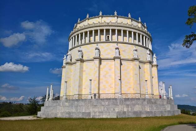 Die Befreiungshalle ist ein Denkmal auf dem Michelsberg oberhalb der Stadt Kelheim in Niederbayern. Sie steht von Regensburg gesehen donauaufwaerts an der Einmuendung der Altmuehl bzw vom Main-Donau-Kanal in die Donau. Errichtet wurde die Befreiungshalle im Andenken an die gewonnenen Schlachten gegen Napoleon waehrend der Befreiungskriege in den Jahren von 1813 bis 1815. Auftraggeber des Baus war Koenig Ludwig I. von Bayern.