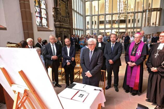 News Themen der Woche KW25 News Bilder des Tages Der Volksbund Deutsche Kriegsgraeberfuersorge hat am Sonntag (23.06.19) sein 100-jaehrigen Bestehen mit einem multireligioesem Gottesdienst in der Kasseler Martinskirche gefeiert. An dem Gottesdienst nahm auch Bundespraesident Frank-Walter Steinmeier teil. An dem Gottesdienst wirkten unter anderen der Bischof der Evangelischen Kirche von Kurhessen-Waldeck, Martin Hein, der katholische Militaerbischof Franz-Josef Overbeck, Imam Shaban Memeti als Vertreter des muslimischen Gemeinden und Esther Hass vom Vorstand der juedischen Gemeinde Kassel mit. Foto: Bundespraesident Steinmeier hat sich nach dem Gottesdienst in das Kondolenzbuch fuer den ermordeten Regierungspraesidenten Walter Luebcke eingetragen. V.r. Bischof Martin Hein, Militaerbischof Franz-Josef Overbeck, Kassels Oberbuergermeister Christian Geselle, Bundespraesident Steinmeier. (Si Copyright: epd-bild AndreasxFischer EDITORIAL USE ONLY