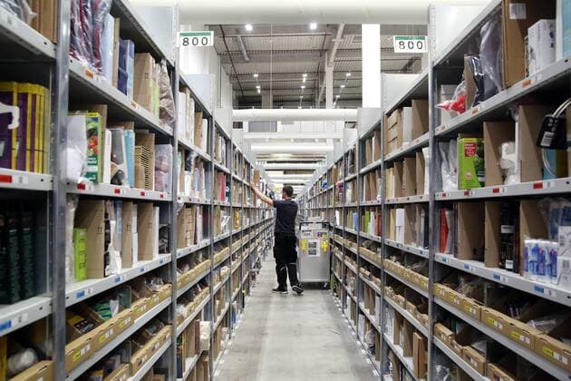 26.11.2018, Brandenburg Brieselang. Amazon. Foto: ein Mitarbeiter sortiert Waren in die Regale. Von dort aus warten sie auf den Verkauf.