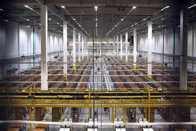 26.11.2018, Brandenburg Brieselang. Amazon. Foto: Übersicht Lager mit Warenregalen.
