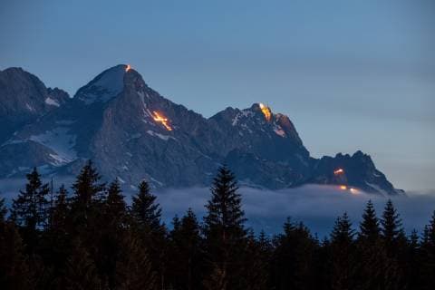 News Bilder des Tages Johannifeuer auf den bayerischen Alpengipfeln 23.06.2019, Krün (Bayern): Sogenannte Johannifeuer brennen zur Sommersonnenwende auf den Berggipfeln des Wettersteinmassivs im Werdenfelser Land., Krün Deutschland *** Johannifeuer on the Bavarian alpine peaks 23 06 2019, Krün Bavaria So-called Johannifeuer burn on the mountain peaks of the Wetterstein massif in Werdenfelser Land at the summer solstice, Krün Germany