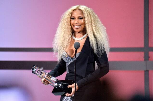 Entertainment Themen der Woche KW25 Entertainment Bilder des Tages Mary J. Blige accepts the Lifetime Achievement award onstage during the 19th annual BET Awards at the Microsoft Theater in Los Angeles on June 23, 2019. The BET Awards were established in 2001 by the Black Entertainment Television network to celebrate African Americans and other American minorities in entertainment, culture and sports over the past year. The show will air live on BET beginning at 8 p.m. EST.  LAP20190623948 JIMxRUYMEN