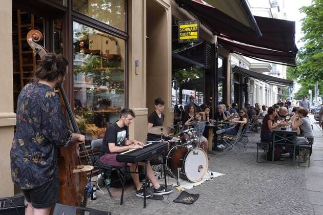 Fete de la Musique in Berlin - Jazz-Trio vor einem Geschäft auf der Kastanienallee in Berlin-Prenzlauer Berg Fete de la Musique in Berlin