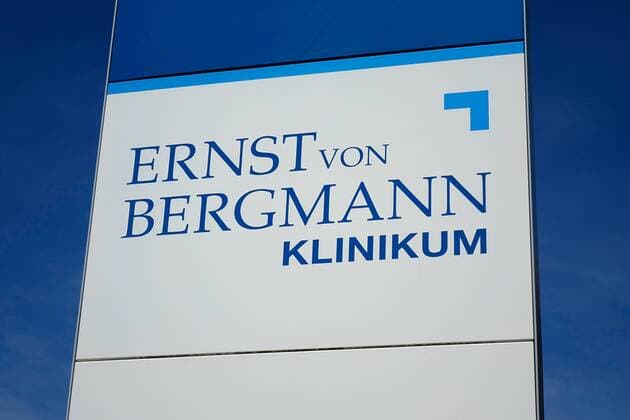 Schild am Ernst von Bergmann Klinikum Schild am Ernst von Bergmann Klinikum, 18.06.2019, Potsdam, Charlottenstrasse, Brandenburg, Ein Betriebsschild steht vor dem Klinikum Ernst von Bergmann in Potsdam.