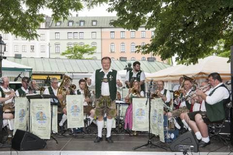 Muenchen, Fest der Blasmusik im Biergarten auf dem Viktualienmarkt mit den Oktoberfest Musikanten von Wolfgang Gruenbauer