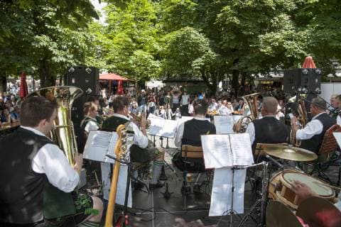 Muenchen, Fest der Blasmusik im Biergarten auf dem Viktualienmarkt mit der Blasmusik von der Kapelle Herzbluad aus Weilheim