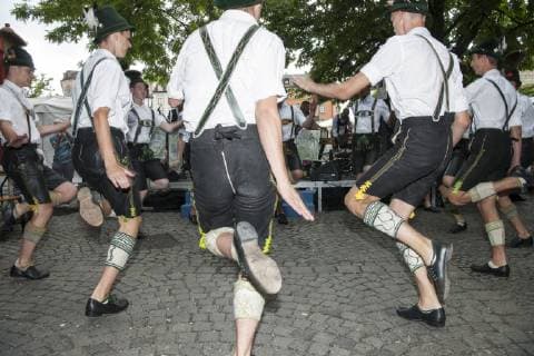 Muenchen, Fest der Blasmusik im Biergarten auf dem Viktualienmarkt mit der Trachtengruppe des Chiemgauer Alpenverbandes