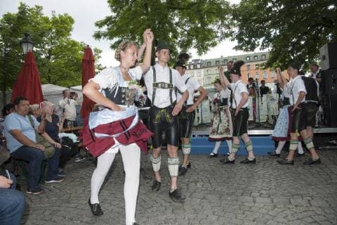 Muenchen, Fest der Blasmusik im Biergarten auf dem Viktualienmarkt mit der Trachtengruppe des Chiemgauer Alpenverbandes beim Tanz