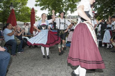 Muenchen, Fest der Blasmusik im Biergarten auf dem Viktualienmarkt mit der Trachtengruppe des Chiemgauer Alpenverbandes beim Tanz
