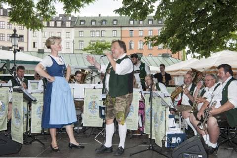 Muenchen, Fest der Blasmusik im Biergarten auf dem Viktualienmarkt mit den Oktoberfest Musikanten von Wolfgang Gruenbauer und Saengerin Gigi Pfundmair