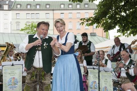 Muenchen, Fest der Blasmusik im Biergarten auf dem Viktualienmarkt mit den Oktoberfest Musikanten von Wolfgang Gruenbauer und Saengerin Gigi Pfundmair