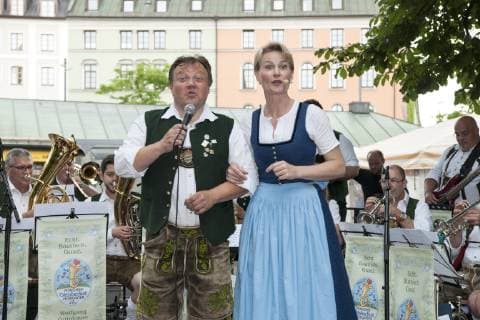 Muenchen, Fest der Blasmusik im Biergarten auf dem Viktualienmarkt mit den Oktoberfest Musikanten von Wolfgang Gruenbauer und Saengerin Gigi Pfundmair
